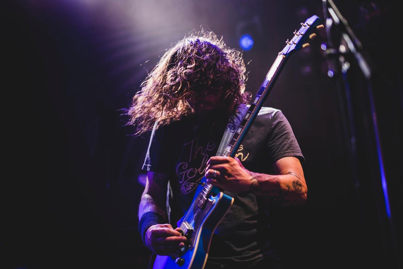 Guitarrista tocando ao vivo num show de rock