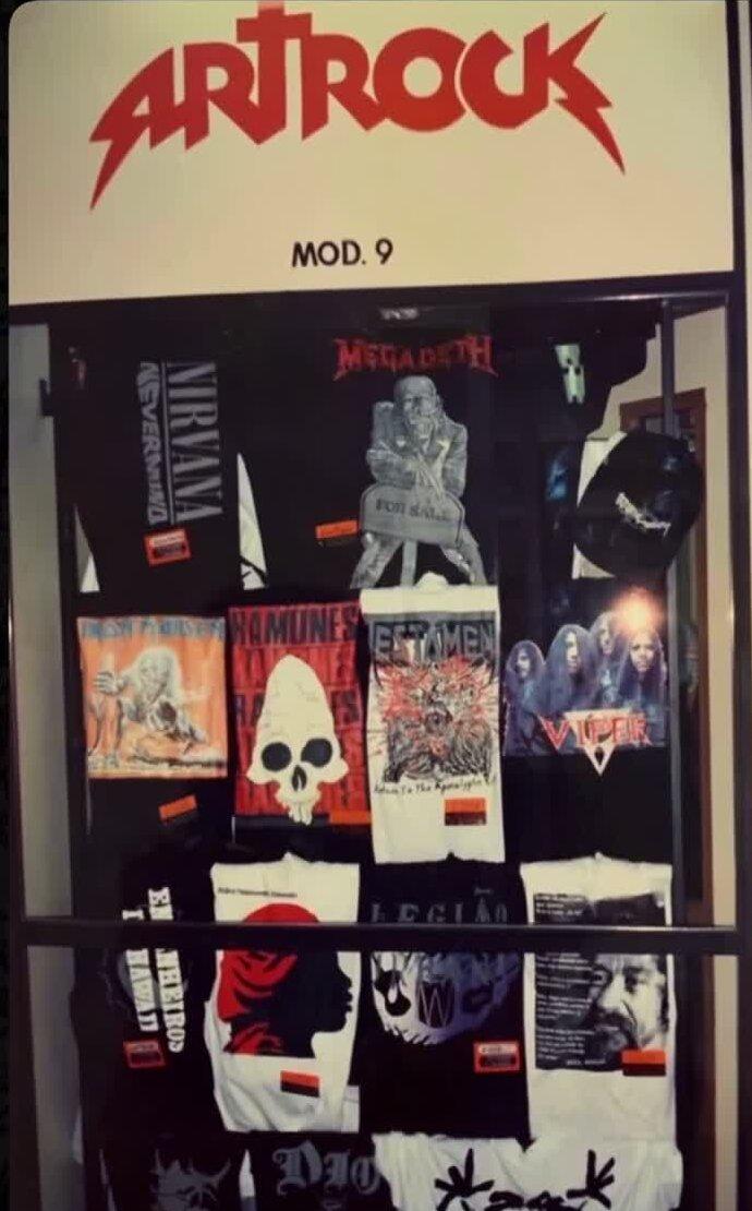 Vitrine antiga da Art Rock Camisetas com camisetas de bandas de rock